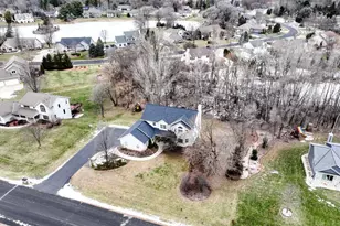 412 E Red Pine Cir, Dousman, WI 53118 - Photo 27