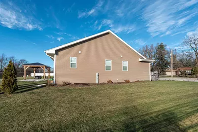 2040  90th St, Sturtevant, WI 53177 - Photo 9