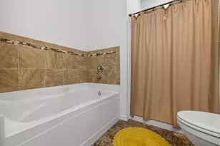 N17W26475 Meadowgrass Circle, Pewaukee, WI 53072 - Photo 17