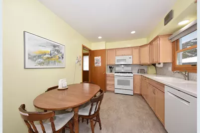 N85W18290  Tyler Ct, Menomonee Falls, WI 53051 - Photo 9