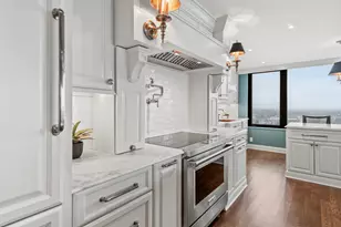 929 N Astor St, Milwaukee, WI 53202 - Photo 3