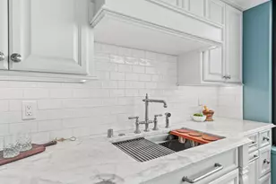 929 N Astor St, Milwaukee, WI 53202 - Photo 9