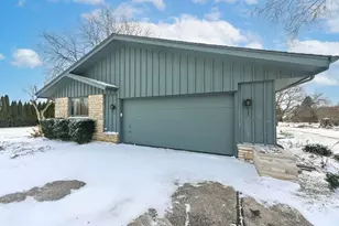 7693 Overlook Dr, Greendale, WI 53129 - Photo 15
