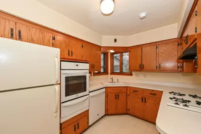 8720 W Ohio Ave, Milwaukee, WI 53227 - Photo 13