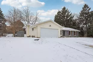 2117 Sunnyside Dr, Waukesha, WI 53186 - Photo 9