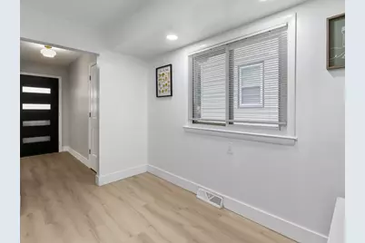 1215 S 91st St, West Allis, WI 53214 - Photo 9