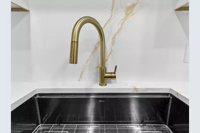 1215 S 91st St, West Allis, WI 53214 - Photo 7