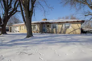 2 Riverdale Cir, Watertown, WI 53094 - Photo 3