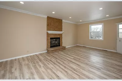 W233N6950  Salem Dr, Sussex, WI 53089 - Photo 9