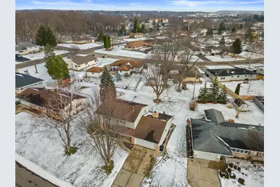 W177N9140  St Francis Dr, Menomonee Falls, WI 53051 - Photo 3