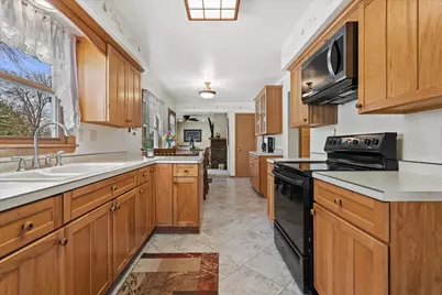 W177N9140  St Francis Dr, Menomonee Falls, WI 53051 - Photo 11