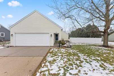 909  York Imperial Dr, Oconomowoc, WI 53066 - Photo 1