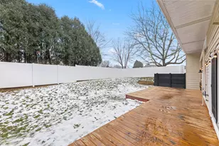 909 York Imperial Dr, Oconomowoc, WI 53066 - Photo 35