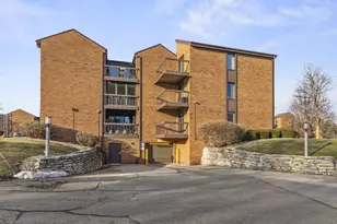 6100 W Stone Hedge Dr, Greenfield, WI 53220 - Photo 29