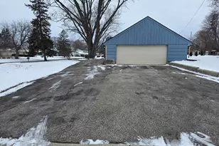 10208 W Spencer Pl, Milwaukee, WI 53224 - Photo 5