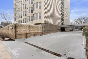 2525 S Shore Dr, Milwaukee, WI 53207 - Photo 17