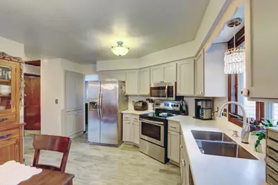 10939 W Coronado Ct, Franklin, WI 53132 - Photo 9