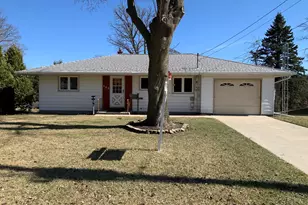 123 Riverview Dr, Racine, WI 53185 - Photo 1