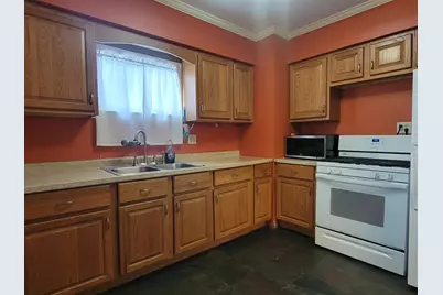 2135 S 74th St, West Allis, WI 53219 - Photo 7