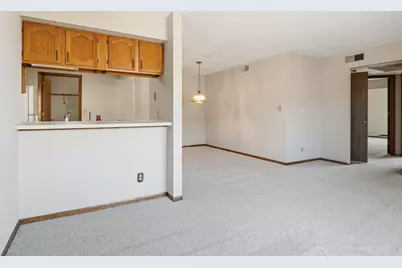 W177N9766  Riversbend Cir, Germantown, WI 53022 - Photo 7