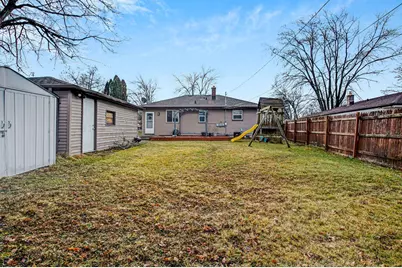 8250 W Acacia St, Milwaukee, WI 53223 - Photo 17