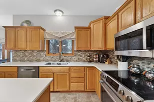 8454 Northview Dr, Pleasant Prairie, WI 53158 - Photo 7