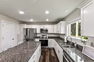 1084 Spruce Ct, Oconomowoc, WI 53066 - Photo 5