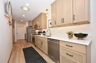 359 Hartford Square, Hartford, WI 53027 - Photo 3