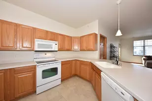 3960 S Prairie Hill Ln, Greenfield, WI 53228 - Photo 7