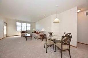 3960 S Prairie Hill Ln, Greenfield, WI 53228 - Photo 9