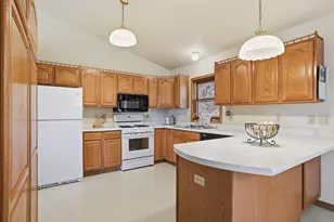 142 Riverside Dr, Racine, WI 53185 - Photo 11