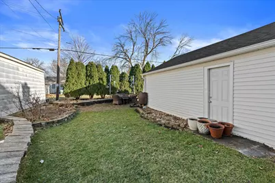 3742 N 97th Pl, Milwaukee, WI 53222 - Photo 13