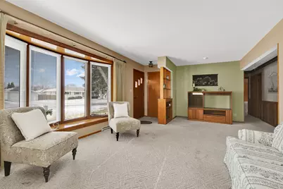 W147N8368  Manchester Dr, Menomonee Falls, WI 53051 - Photo 5