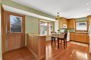 W147N8368 Manchester Dr, Menomonee Falls, WI 53051 - Photo 7