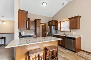 6441 Kingsview Dr, Racine, WI 53406 - Photo 11