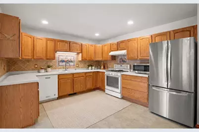 950  Spyglass Hl, Racine, WI 53185 - Photo 5