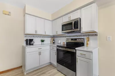 7975 S Wynbrook Ct, Oak Creek, WI 53154 - Photo 9