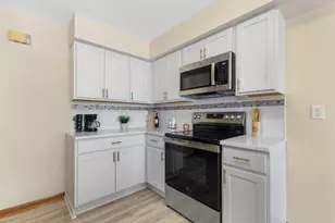 7975 S Wynbrook Ct, Oak Creek, WI 53154 - Photo 9