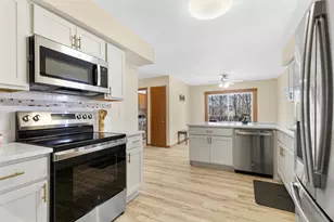 7975 S Wynbrook Ct, Oak Creek, WI 53154 - Photo 7