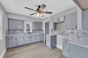 6824 W Hayes Ave, West Allis, WI 53219 - Photo 7