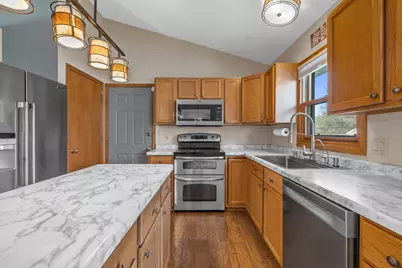 702  Fox Knoll Dr, Racine, WI 53185 - Photo 9