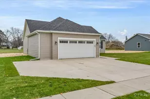 130 Spring Dr, Walworth, WI 53184 - Photo 3