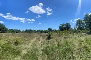 640 E Darcy Dr, Oak Creek, WI 53154 - Photo 3