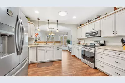 436  Maple Leaf Ct, Manitowoc, WI 54220 - Photo 5