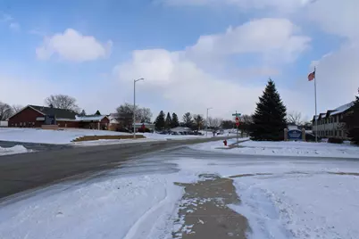 945  Bell Ave, Hartford, WI 53027 - Photo 7