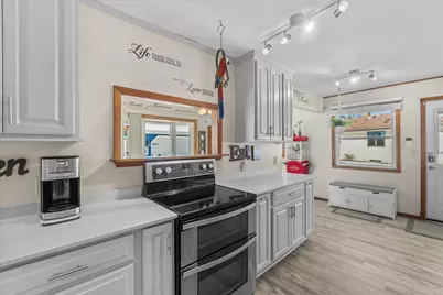 7485 S Highfield Ct, Oak Creek, WI 53154 - Photo 9