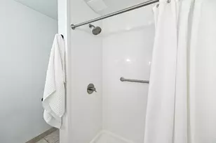 2525 S Shore Dr, Milwaukee, WI 53207 - Photo 23