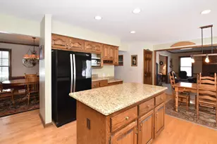 762 N Forest Ridge Ct, Summit, WI 53066 - Photo 7