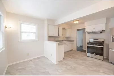 7629 W Thurston Cir, Milwaukee, WI 53218 - Photo 7