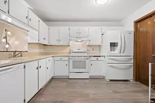 1674 S Coachlight Dr, New Berlin, WI 53151 - Photo 11